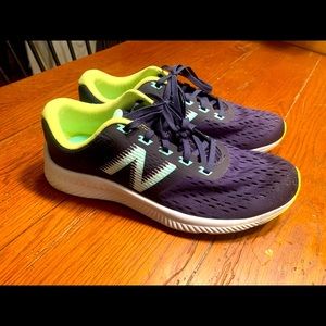 Women’s New Balance DRFT Navy Size 8